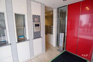 エントランスはオートロック付きです。