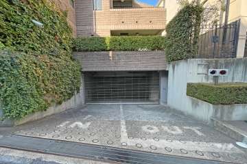 駐車場の出入り口（リングシャッター付き）