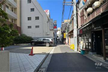 敷地北東側の前面道路（南東側から）