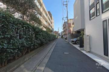 敷地西側の前面道路