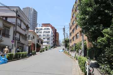 敷地南側の前面道路（東側から）