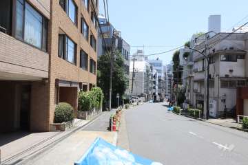 敷地南側の前面道路（西側から）
