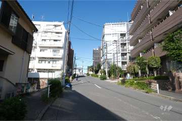 敷地南西側の前面道路（南東側から）