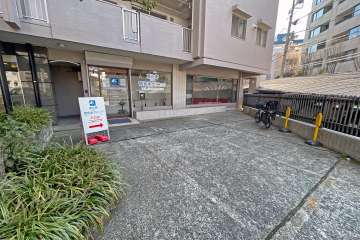 西側のテナントと敷地内駐車場（屋外平面式）