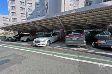北東側の敷地内駐車場（屋外平面式）