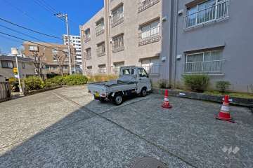 北西側の敷地内駐車場（屋外平面式）