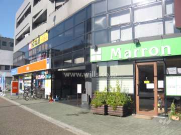下層階に店舗が入っています。