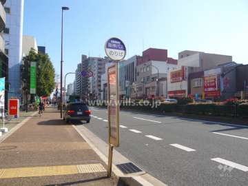 敷地南側は国道2号線に面しており、目の前にバス停があります。