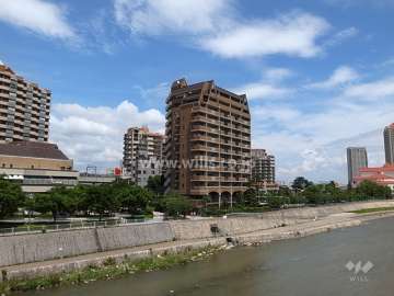 敷地の南側には武庫川が流れる開放感のある立地です。