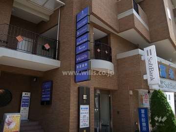 建物1階、2階には店舗が入っています。