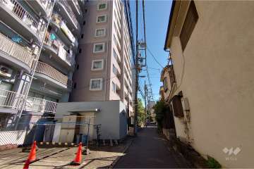 敷地南西側の前面道路（北西側から）