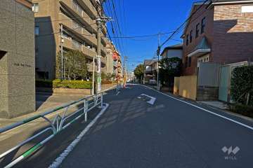 敷地南側の前面道路（東側から）