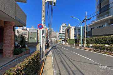 敷地東側の前面道路（南側から）