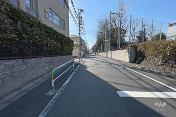 敷地西側の前面道路