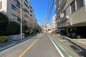 敷地西側の前面道路