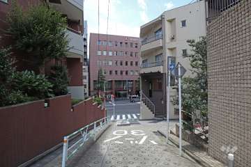 敷地西側の前面道路（北側から）
