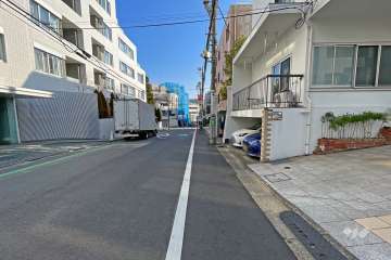  敷地北西側の前面道路（南西側から）