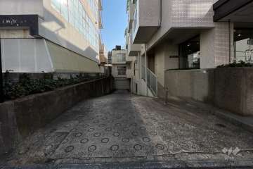 地下駐車場の出入り口