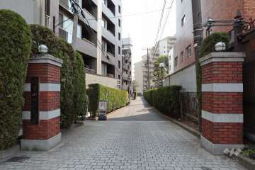 西側エントランス