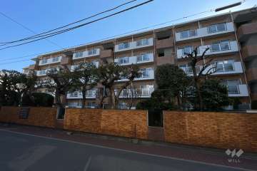 代官山ローヤルコーポの外観（前面道路の東側から）