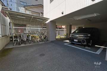 敷地内駐車場（屋内平面式）と駐輪場