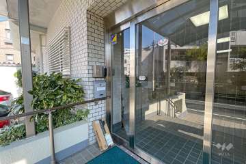 エントランスはオートロック付きです。