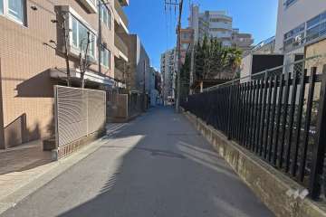 敷地南側の前面道路