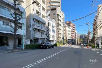 敷地東側の前面道路を北に進むと、六本木通りに出ます。