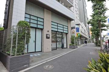 マンション1階には店舗があります。