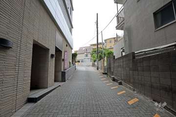 敷地西側通路の先には民間の駐車場があります。