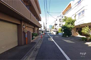 敷地北東側の前面道路（南東側から）