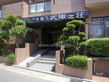 植栽スペースに囲まれたエントランス