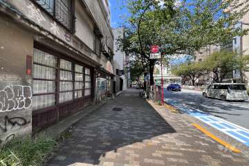敷地の北側前面道路（東側から）