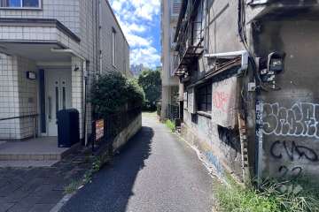 敷地の東側前面道路（北側から）