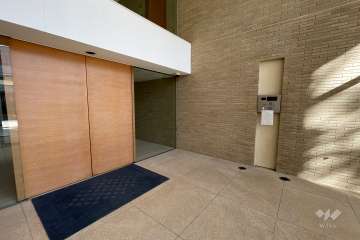 エントランスはオートロック付きです。