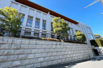 グランドヒルズ代々木上原の外観（東側から）