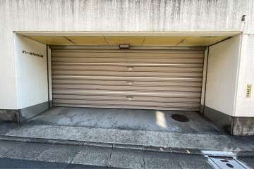 駐車場の出入り口（電動シャッター付き）