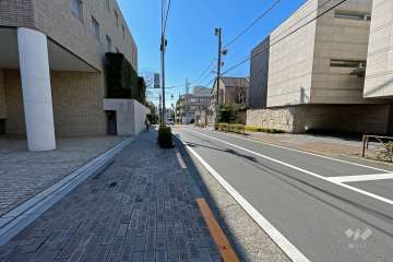 敷地西側の前面道路