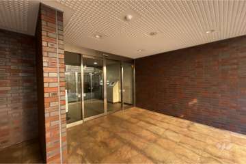 エントランスはオートロック付きです。