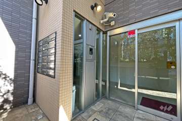 エントランスはオートロック付きです。