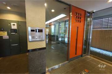 エントランスはオートロック付きです。