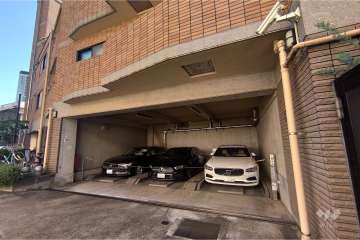 駐車場の出入り口（ロボットゲート付き）・敷地内駐車場（屋内機械式）