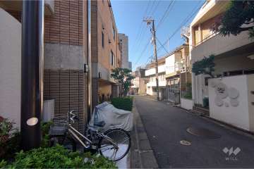 敷地北西側の前面道路（北東側から）