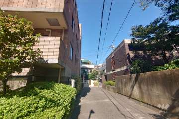 敷地北東側の前面道路（南東側から）