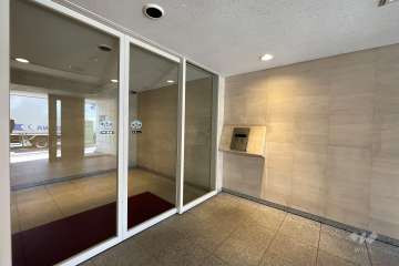 エントランスはオートロック付きです。