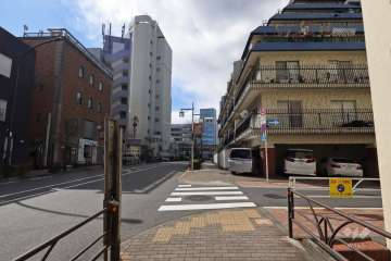 敷地南側の前面道路（松濤文化村ストリート）
