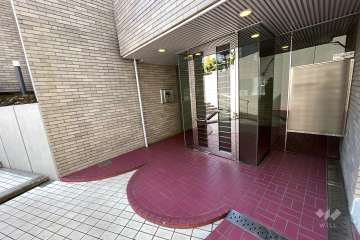 エントランスはオートロック付きです。