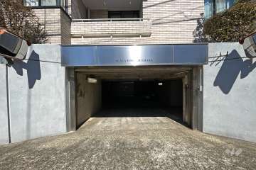 駐車場の出入り口（リングシャッター付き）