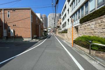 敷地南側の前面道路（東側から）