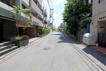 敷地西側の前面道路
